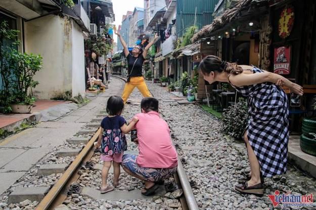 Cà phê đường tàu lại tấp nập đón du khách nước ngoài-10