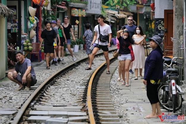 Cà phê đường tàu lại tấp nập đón du khách nước ngoài-11