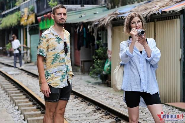 Cà phê đường tàu lại tấp nập đón du khách nước ngoài-7