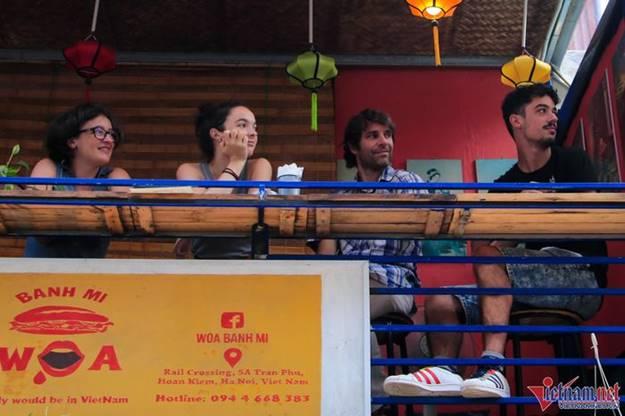 Cà phê đường tàu lại tấp nập đón du khách nước ngoài-8