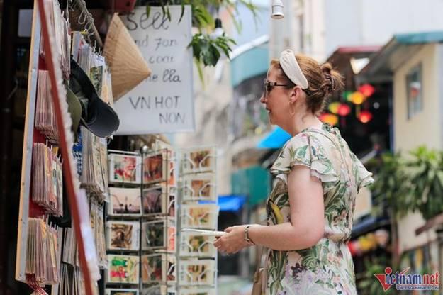 Cà phê đường tàu lại tấp nập đón du khách nước ngoài-9