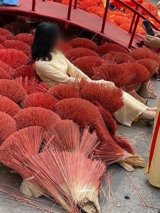 Nằm đè lên bó hương chụp ảnh, hai người phụ nữ bị chỉ trích-1