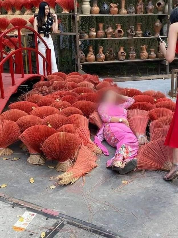 Nằm đè lên bó hương chụp ảnh, hai người phụ nữ bị chỉ trích-3