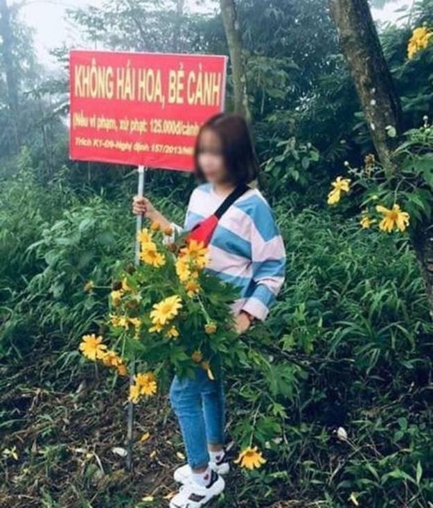 Nằm đè lên bó hương chụp ảnh, hai người phụ nữ bị chỉ trích-9