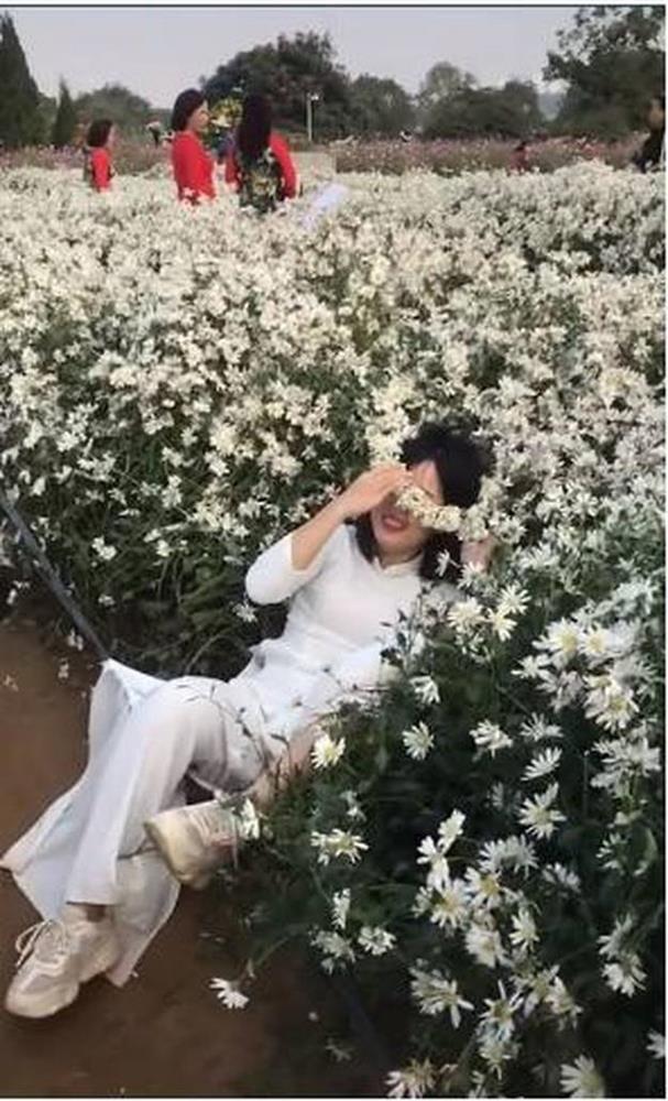 Nằm đè lên bó hương chụp ảnh, hai người phụ nữ bị chỉ trích-11