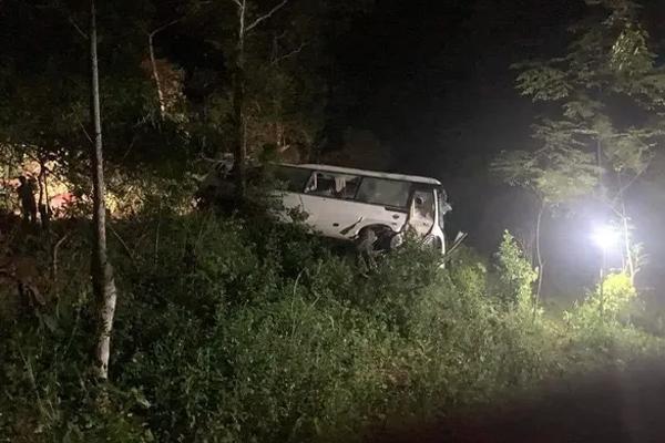 Kinh hoàng lật xe du lịch, 3 người tử vong, 10 người bị thương-2