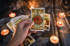 Bói bài Tarot hàng ngày - Chủ Nhật 17/7/2022: Yêu đương nồng cháy