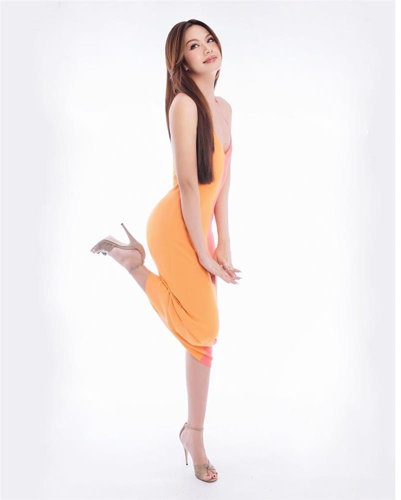 Đào Bá Lộc đẹp tựa búp bê, khoe body đồng hồ cát-4