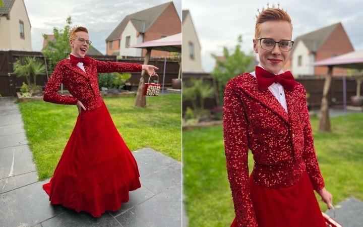 Bà mẹ gây bão mạng khi chia sẻ ảnh con trai mặc váy dự dạ hội-1