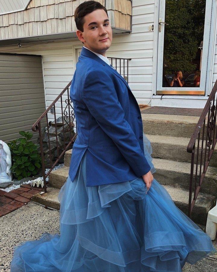 Bà mẹ gây bão mạng khi chia sẻ ảnh con trai mặc váy dự dạ hội-4