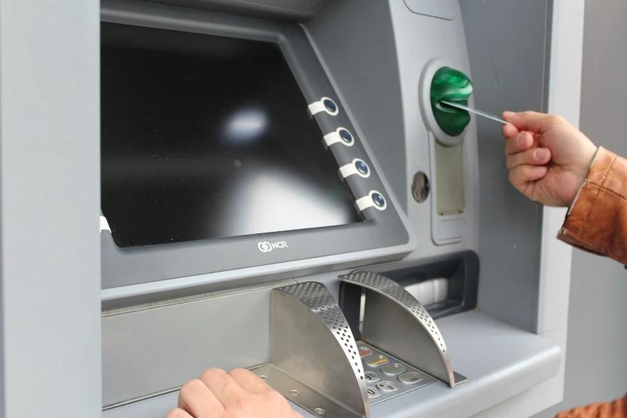 Rút thẻ ở cây ATM bị nuốt thẻ: 3 bước giúp bạn lấy lại dễ dàng-1