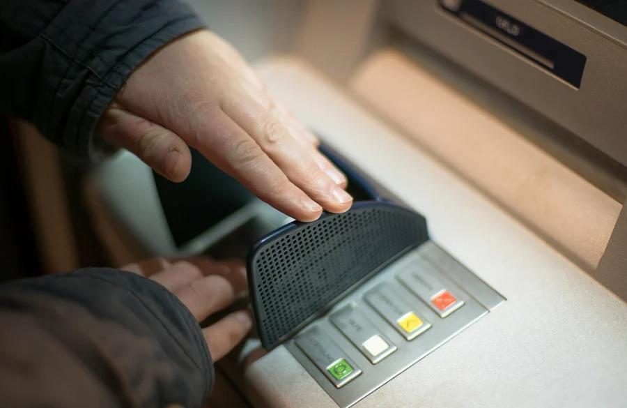 Rút thẻ ở cây ATM bị nuốt thẻ: 3 bước giúp bạn lấy lại dễ dàng-2