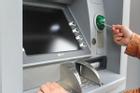Rút thẻ ở cây ATM bị nuốt thẻ: 3 bước giúp bạn lấy lại dễ dàng