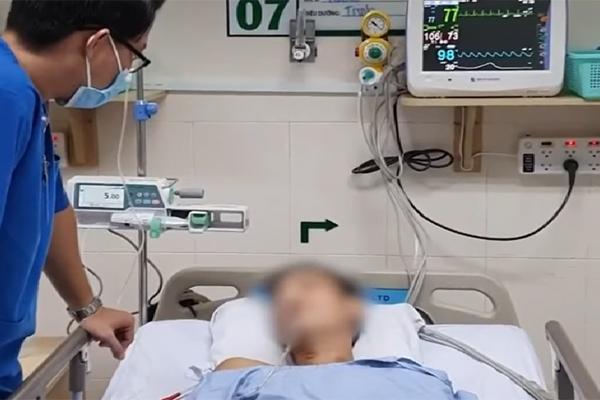 Nuốt mảnh thủy tinh biểu diễn, thanh niên bị rách dạ dày, máu chảy thành vòi-1