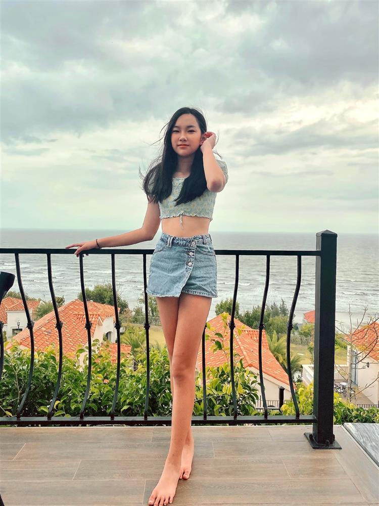 Hoàng Kiều chân dài: Hình ảnh Hoàng Kiều chân dài sẽ đem đến cho bạn một trải nghiệm thú vị với một trong những người mẫu nổi tiếng nhất Việt Nam. Với chiều cao và đôi chân dài miên man, cô nàng này luôn thể hiện được sự mạnh mẽ, quyến rũ, và đầy sự tự tin.