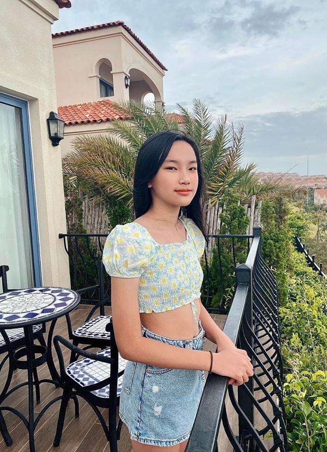 Cháu nội Hoàng Kiều chân dài tuổi 14, sắp vượt nhiều mỹ nhân-2