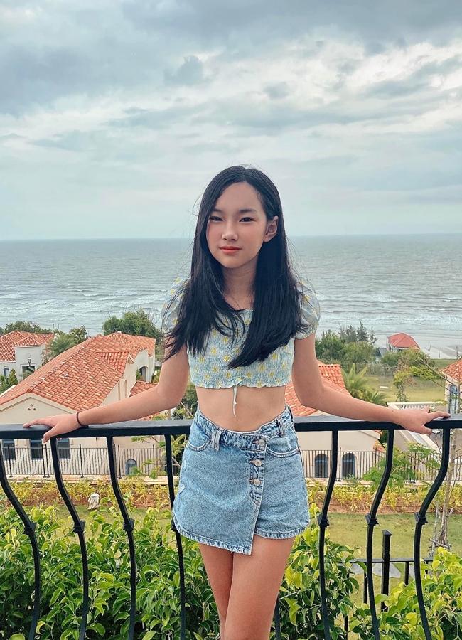 Cháu nội Hoàng Kiều chân dài tuổi 14, sắp vượt nhiều mỹ nhân-3