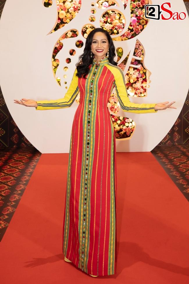 HHen Niê lép vế hẳn khi đứng cạnh Hoa hậu đẹp nhất thế giới-1