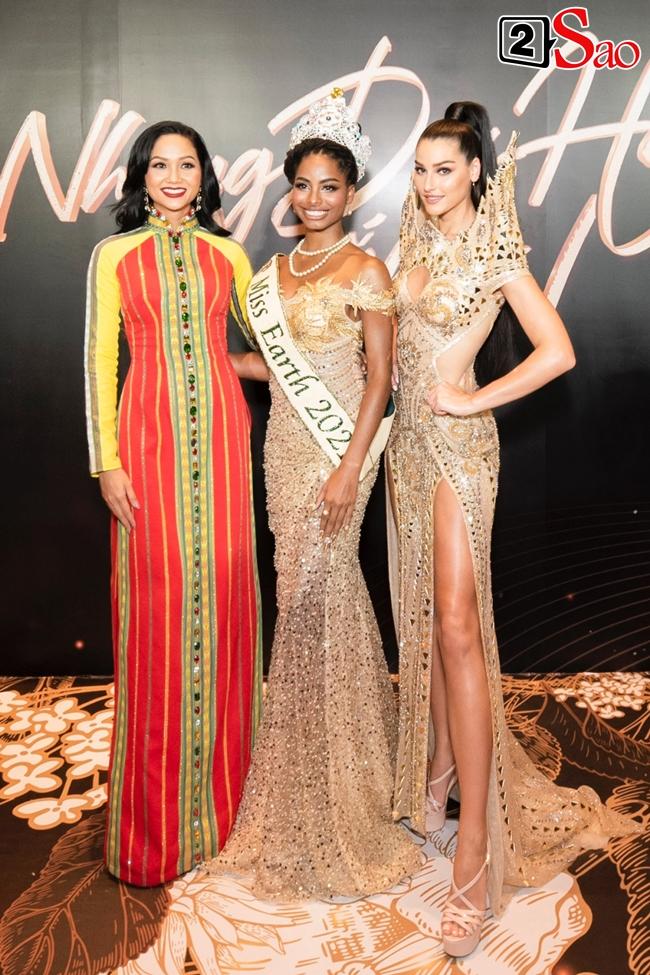 HHen Niê lép vế hẳn khi đứng cạnh Hoa hậu đẹp nhất thế giới-5