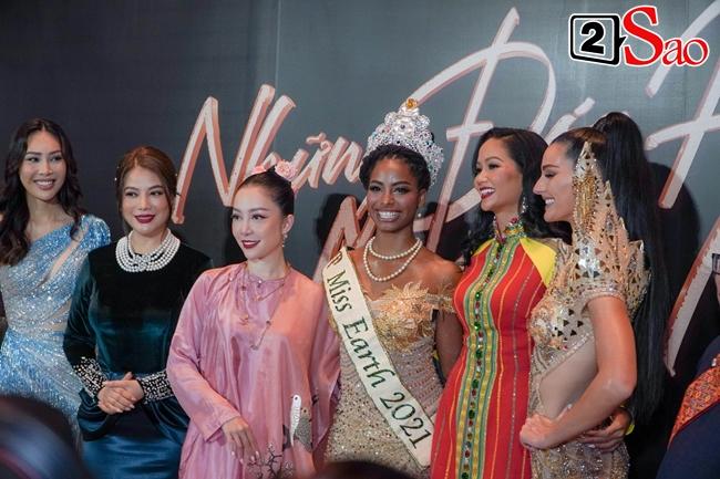 HHen Niê lép vế hẳn khi đứng cạnh Hoa hậu đẹp nhất thế giới-8