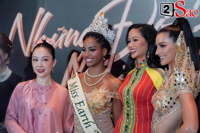 HHen Niê lép vế hẳn khi đứng cạnh Hoa hậu đẹp nhất thế giới-7