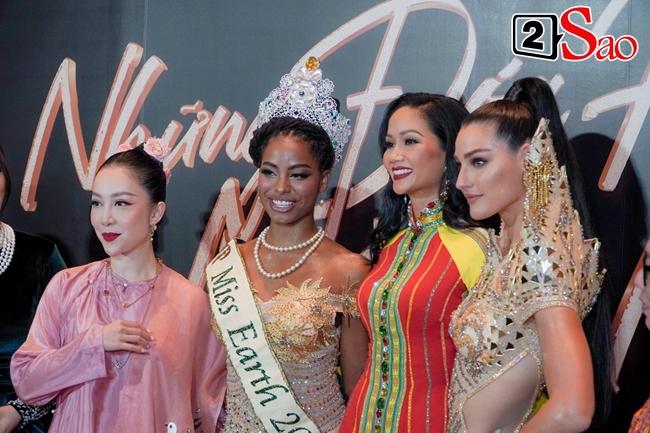 HHen Niê lép vế hẳn khi đứng cạnh Hoa hậu đẹp nhất thế giới-6