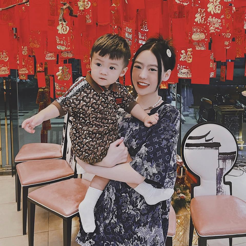 Đâu chỉ vú nuôi, giúp việc con dâu trùm điện tử Sài Gòn cực sướng-4