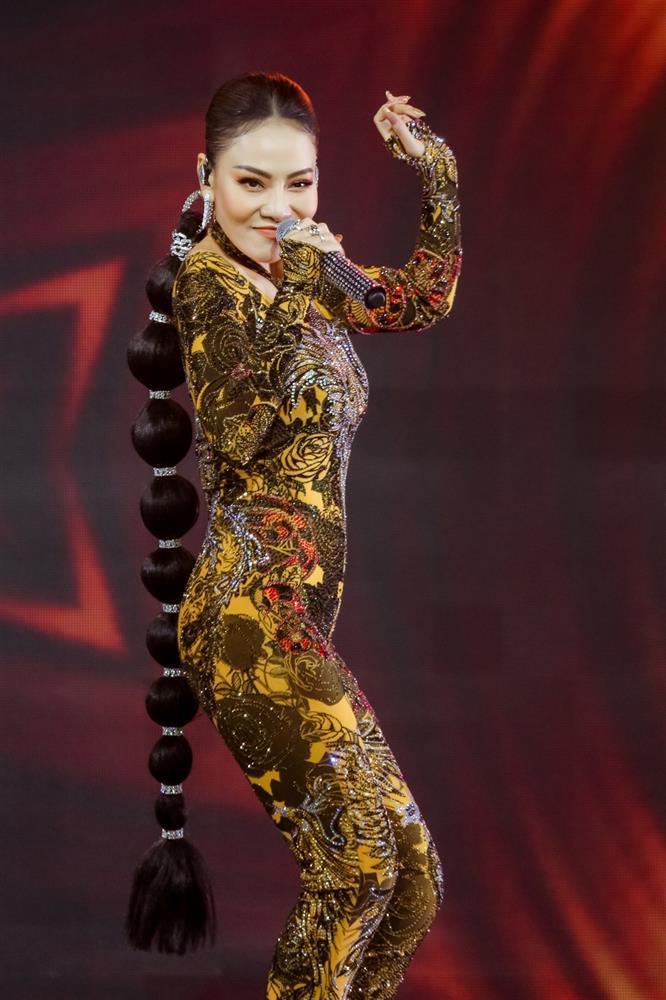 Clip 2 Miss Earth và HHen Niê không rời mắt trước màn biểu diễn của Thu Minh-2