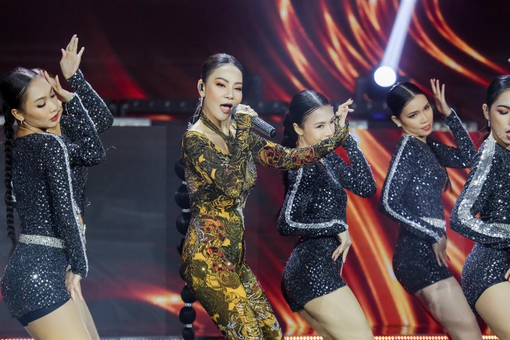 Clip 2 Miss Earth và HHen Niê không rời mắt trước màn biểu diễn của Thu Minh-4