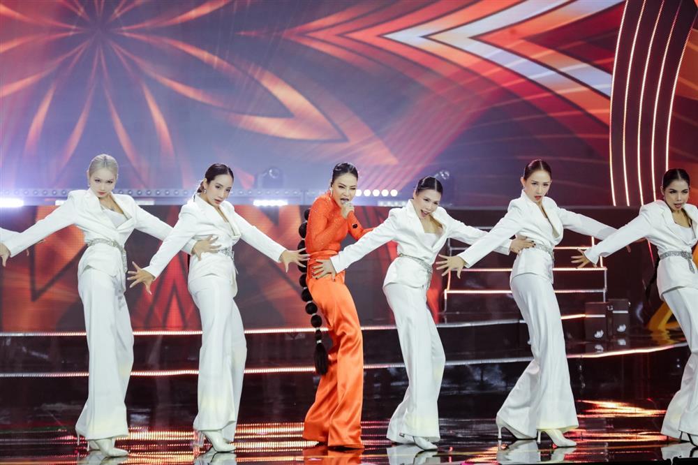 Clip 2 Miss Earth và HHen Niê không rời mắt trước màn biểu diễn của Thu Minh-5