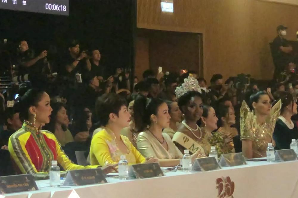 Clip 2 Miss Earth và HHen Niê không rời mắt trước màn biểu diễn của Thu Minh-6