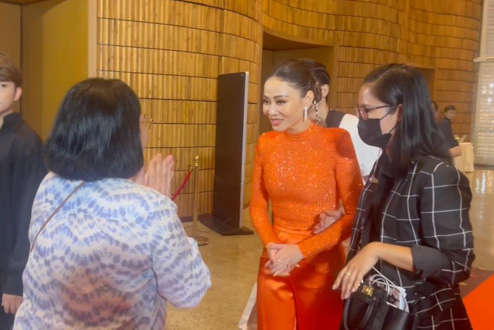 Clip 2 Miss Earth và HHen Niê không rời mắt trước màn biểu diễn của Thu Minh-7