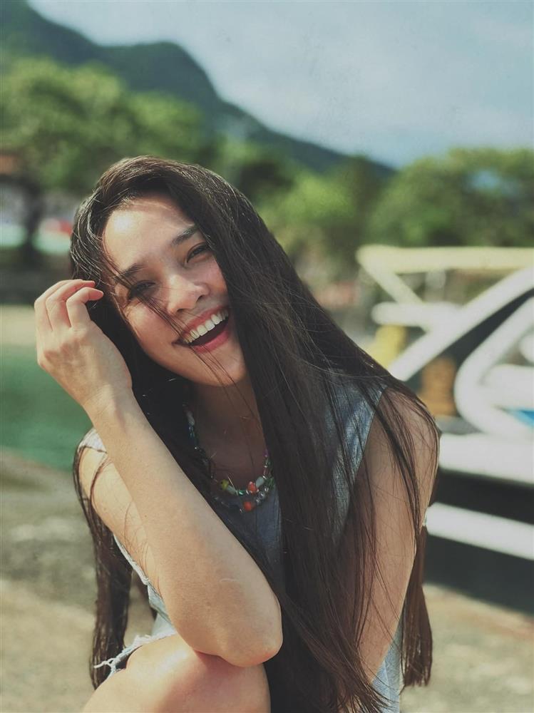 Hiền Thục thả rông khoe bộ ngực dậy thì muộn ở tuổi U50-1