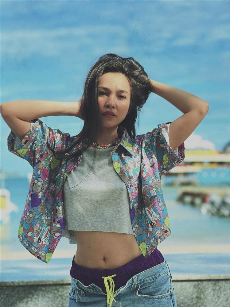 Hiền Thục thả rông khoe bộ ngực dậy thì muộn ở tuổi U50-3