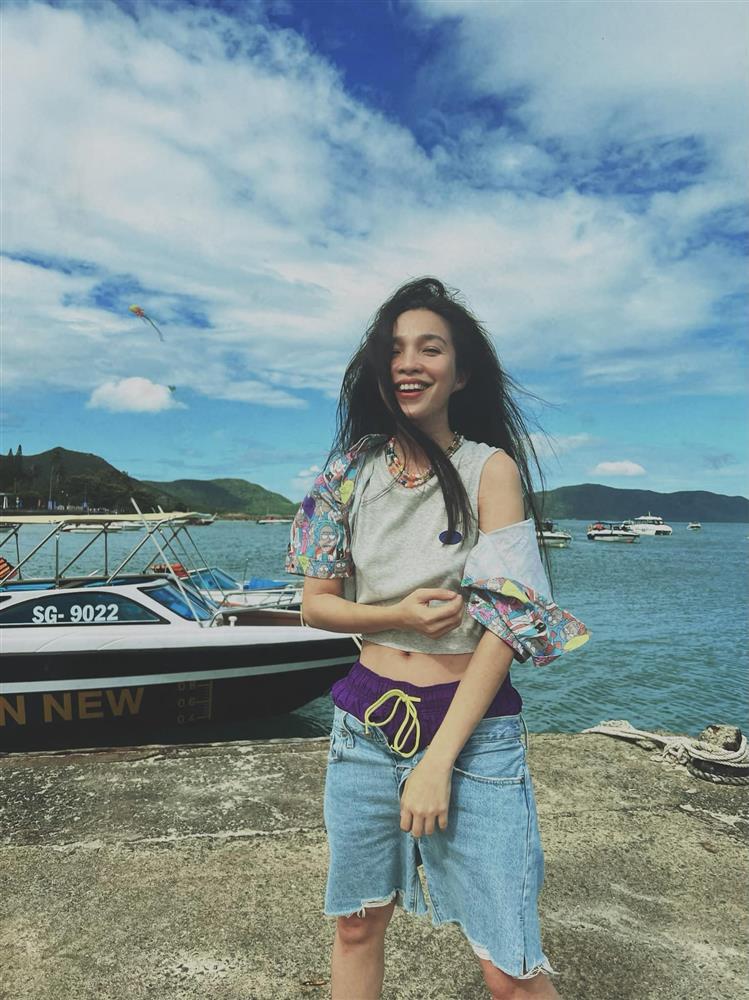 Hiền Thục thả rông khoe bộ ngực dậy thì muộn ở tuổi U50-5