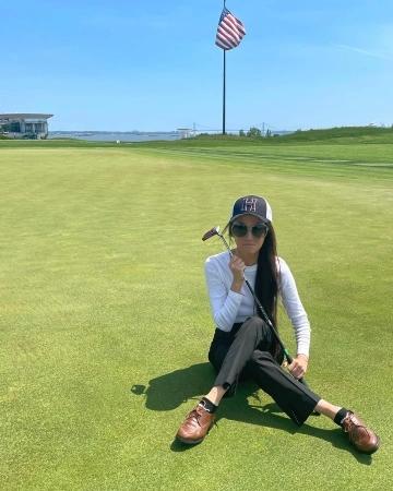 Tranh cãi về đôi chân phi thực tế của Vera Wang ở tuổi 73-5