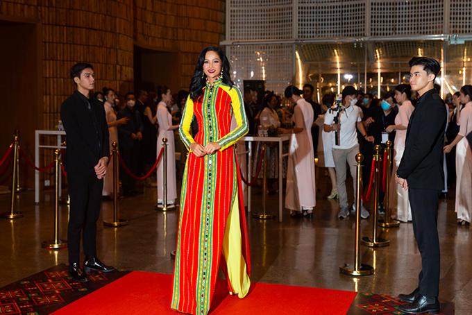 Mới đây, H'Hen Niê xuất hiện tại đêm chung kết Hoa hậu các Dân tộc Việt Nam với vai trò giám khảo.