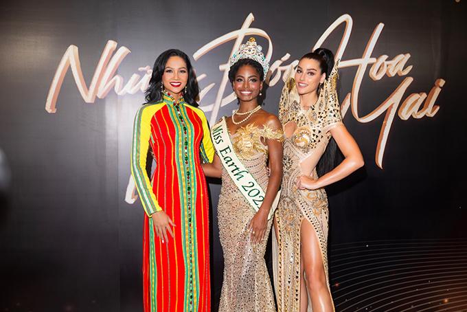 Hoa hậu Hoàn vũ Việt Nam 2017 đọ sắc cùng 2 Miss Earth với bộ áo dài thổ cẩm  với tông màu chủ đạo là vàng và đỏ, mô phỏng màu quốc kỳ của đất nước Việt Nam khá rực rỡ.