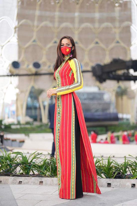 Trước đây, trong một chuyến công tác tại Dubai, H'Hen Niê đã mặc bộ áo dài này cùng với khẩu trang có hình quốc kỳ và mái tóc dài suôn thẳng.