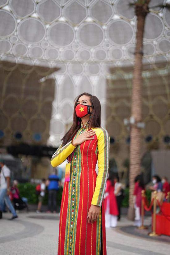 Có thể thấy 2 lần diện trang phục này của H'Hen Niê không quá phá cách. So với các lần "tái chế" đồ cũ khác thì còn nhẹ tay chán.