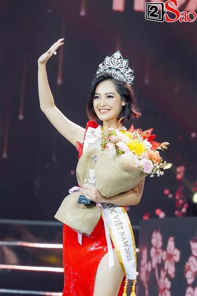 Hoa hậu Nông Thúy Hằng bị bóc chiều cao 1m72 'vô lý đùng đùng'