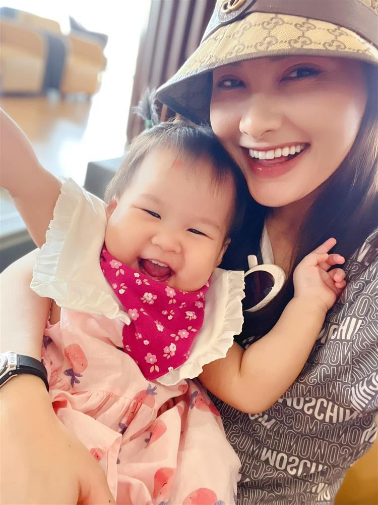 Tin showbiz Việt ngày 17/7: Kim Duyên khoe 5 dải băng sau thành tích Á hậu-7