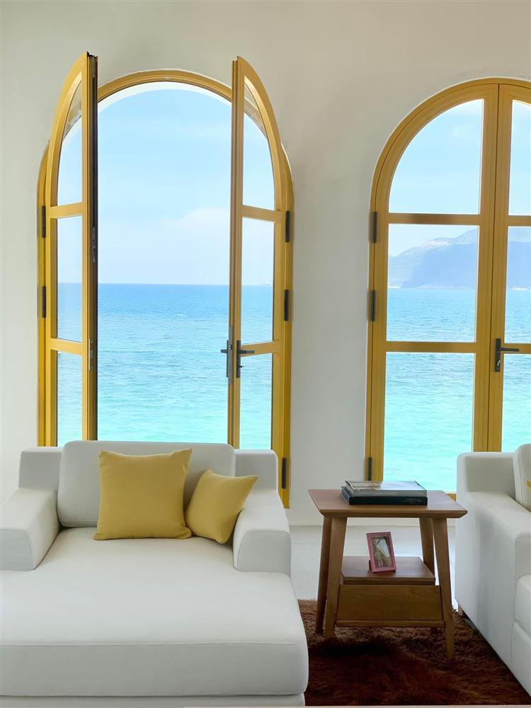 Tin showbiz Việt ngày 17/7: Kim Duyên khoe 5 dải băng sau thành tích Á hậu-12