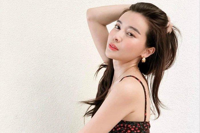 Cao Thái Hà bắt chước Nhã Phương cách che xương ngực gồ ghề-8