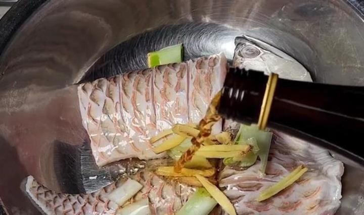 Màn xử lý cá rồng bị chết vừa bi thương vừa hài hước-2