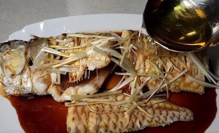 Màn xử lý cá rồng bị chết vừa bi thương vừa hài hước-3