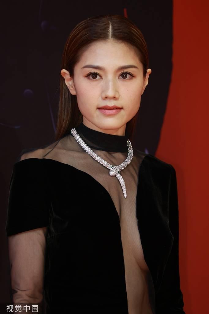 Tối 17/7, Giải thưởng điện ảnh Kim Tượng lần thứ 40 đã được tổ chức tại Hong Kong. Bên cạnh những cái tên nổi bật như Lưu Đức Hoa, Cổ Thiên Lạc, Phùng Đức Luân..., Châu Tú Na cũng nhận được nhiều sự chú ý của truyền thông và công chúng.