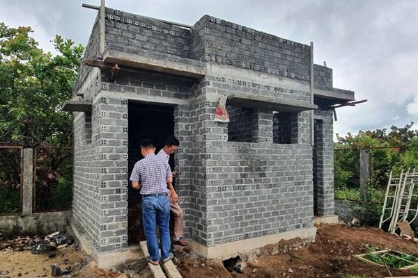 Bức xúc nhà vệ sinh công cộng mới xây nhưng không thể sử dụng-4