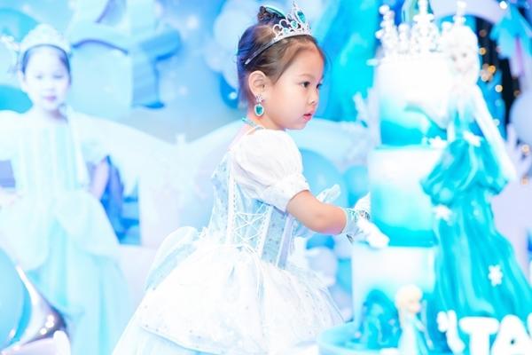 Con gái Thanh Thảo bất hợp tác với bố mẹ trong tiệc sinh nhật-5