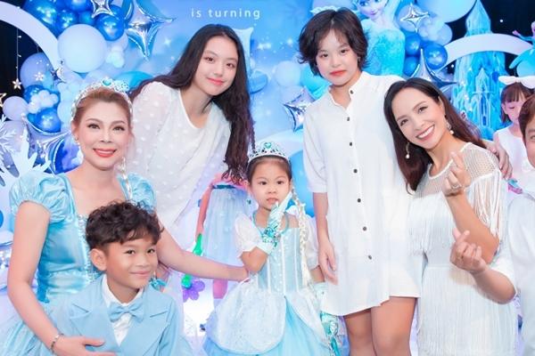 Con gái Thanh Thảo bất hợp tác với bố mẹ trong tiệc sinh nhật-11